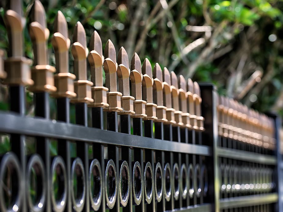 Ornamental Iron Fence Contractor in Ottawa and Gatineau