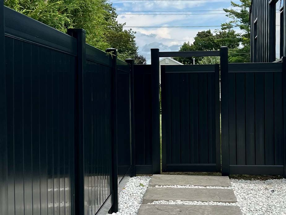 Commercial Vinyl Fence Company In Ottawa and Gatineau