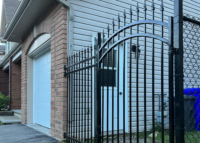 Ornamental iron fence contractor in Ottawa and Gatineau